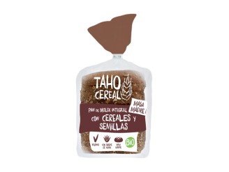 Pan de molde integral con cereales y semillas con masa...
