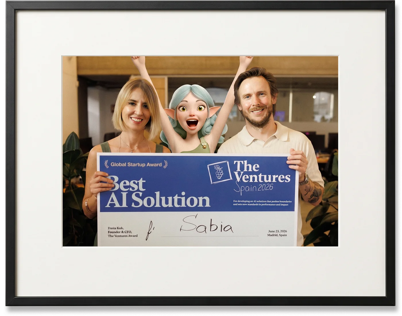 Foto enmarcada del premio The Ventures: el equipo con el cheque de Best AI Solution